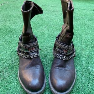 Beautiful Vera Wang boots with a cool details. In a very good conditions.